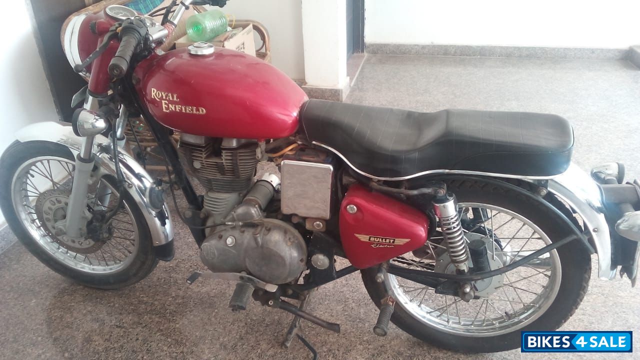 Red Royal Enfield Bullet Electra Twinspark