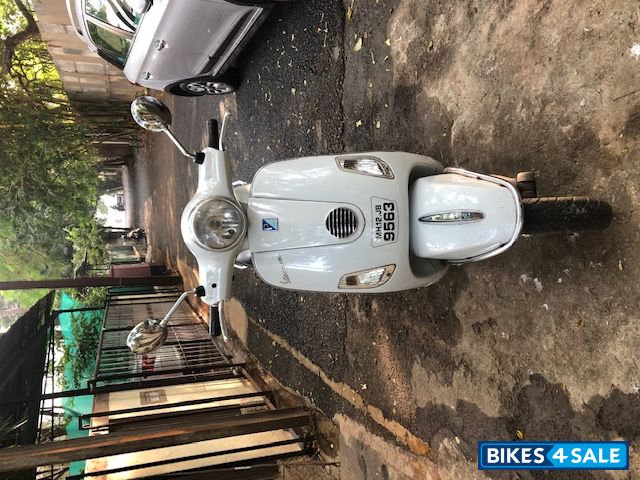 White Vespa LX 125