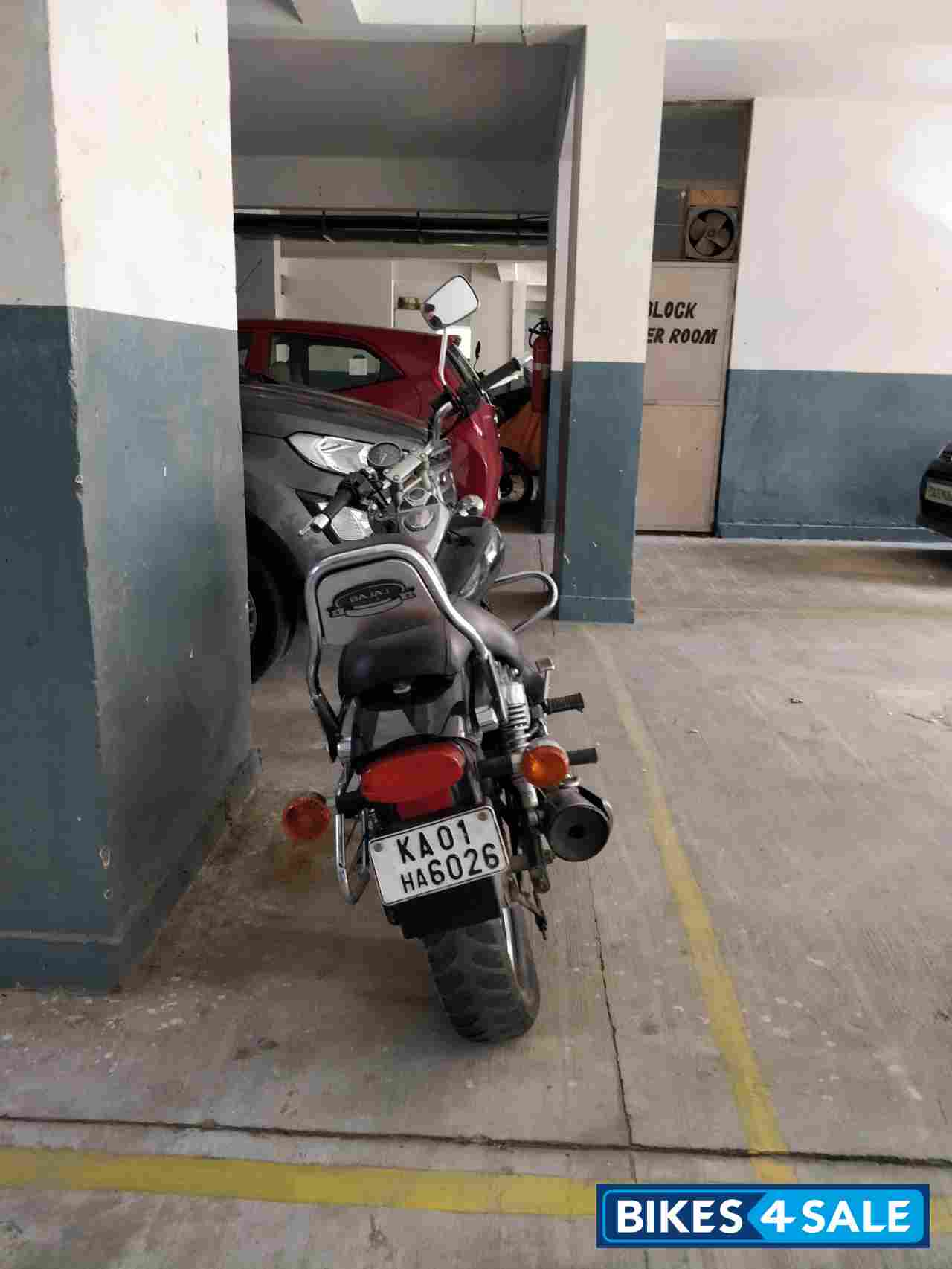 Black Bajaj Avenger 220 DTS-i