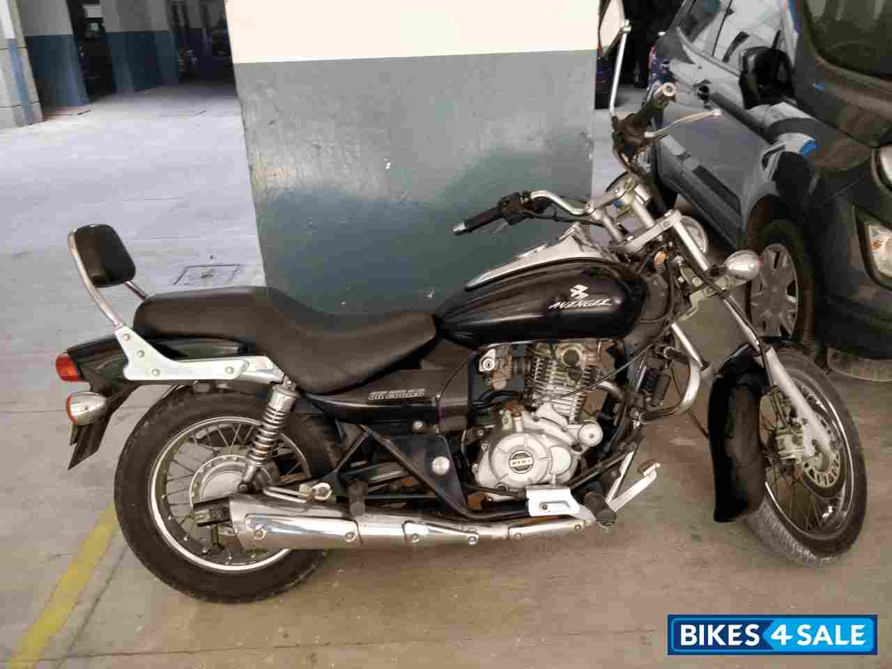 Black Bajaj Avenger 220 DTS-i Black Bajaj Avenger 220 DTS-i