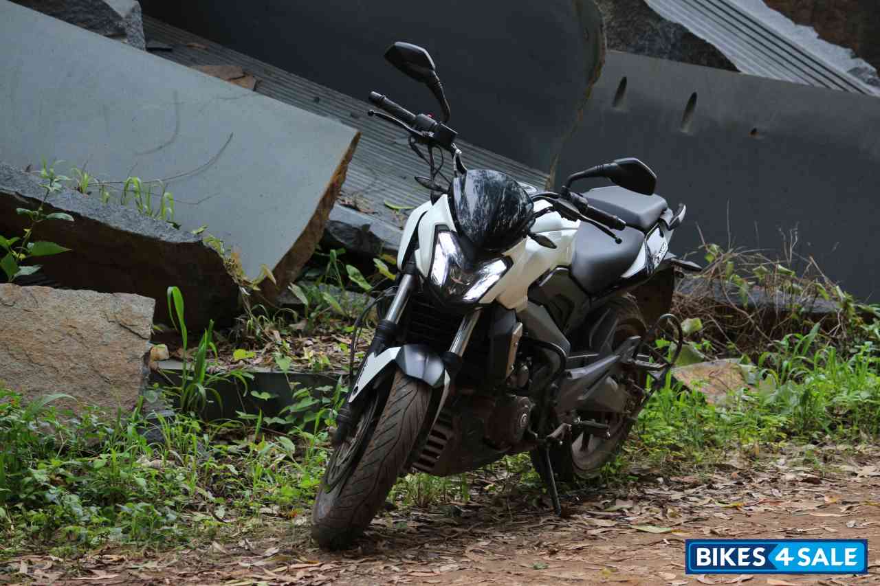 White Bajaj Dominar 400 Disc