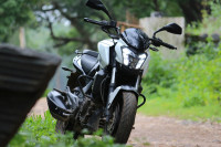 White Bajaj Dominar 400 Disc