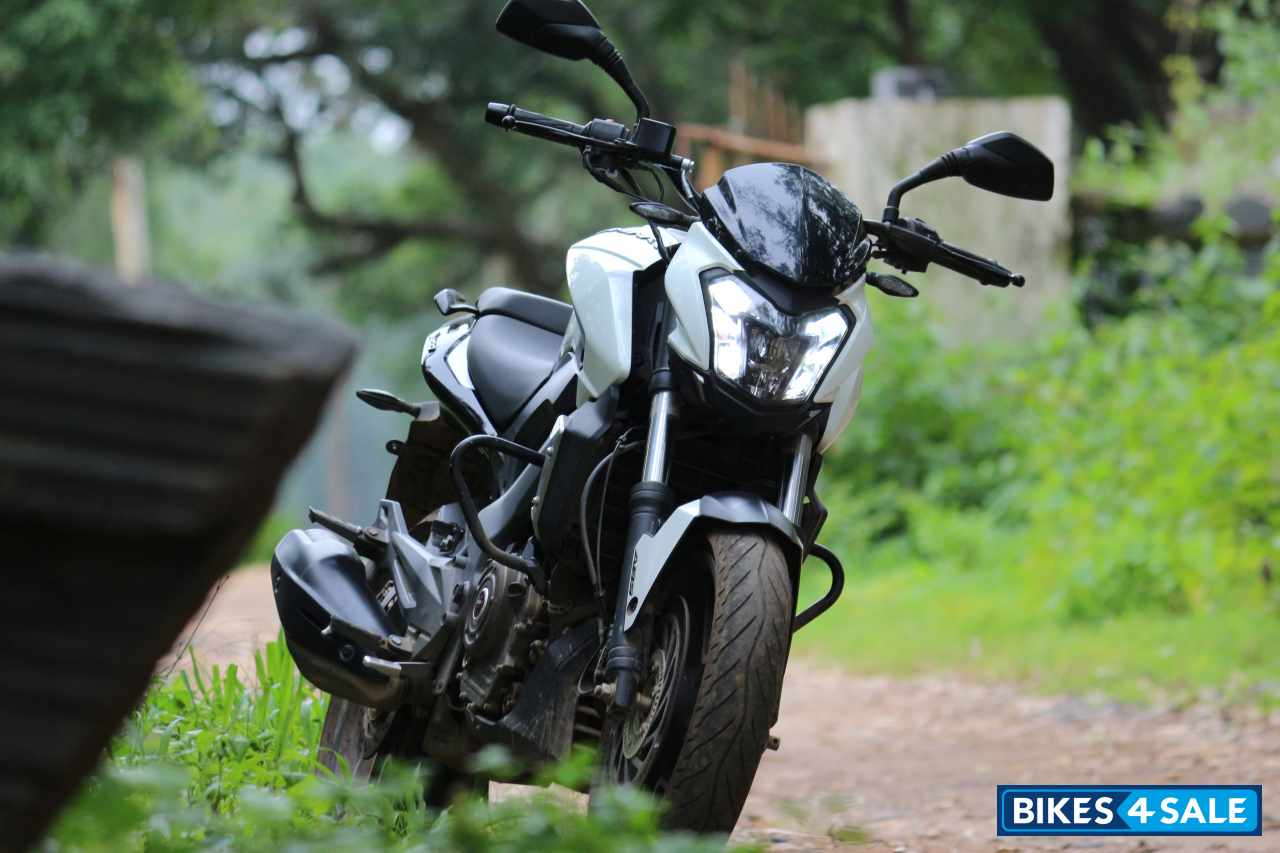 White Bajaj Dominar 400 Disc