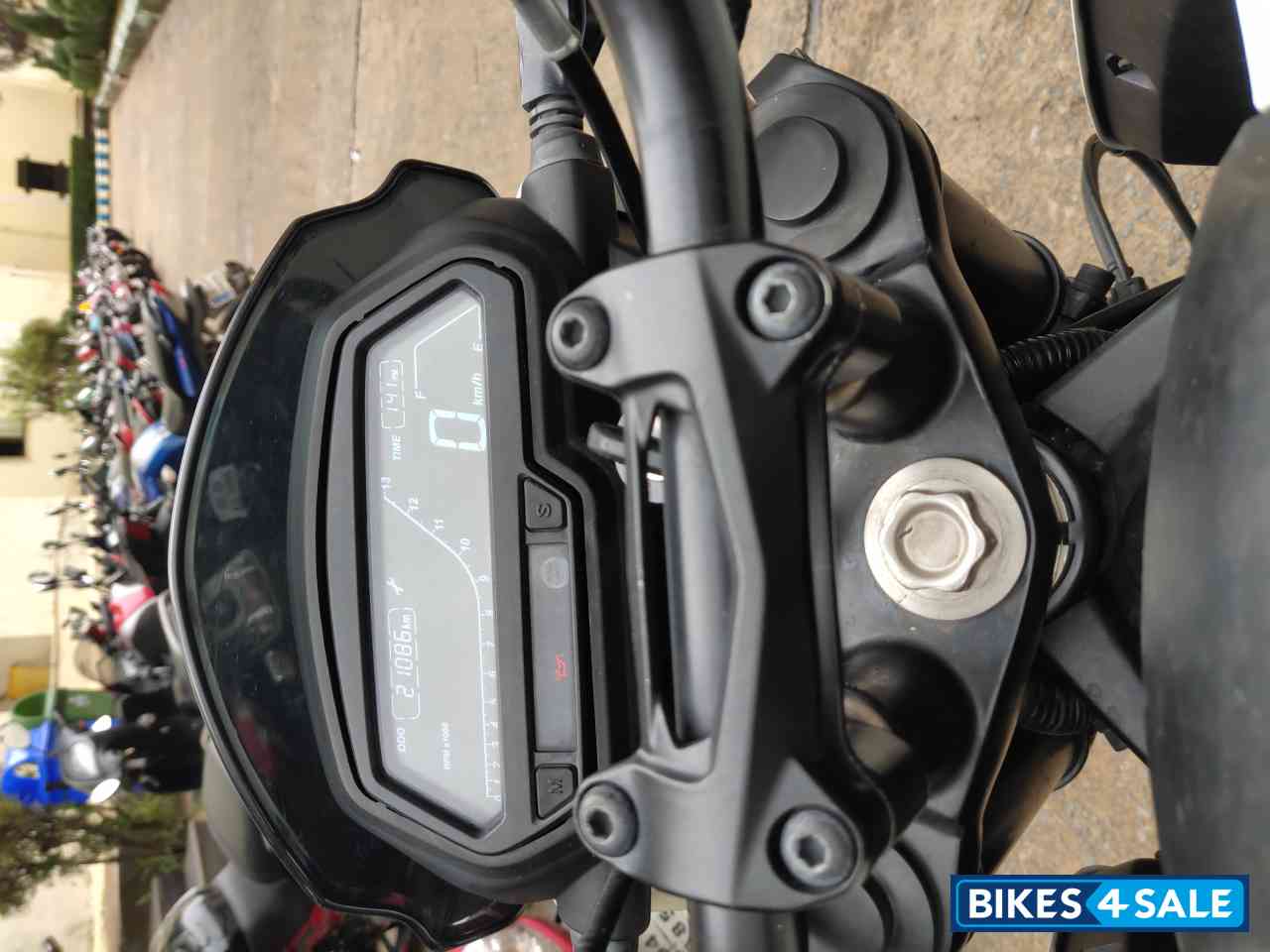 White Bajaj Dominar 400 Disc