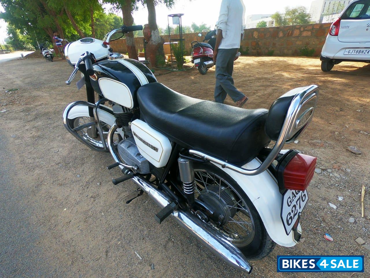 Ideal Jawa Yezdi Classic