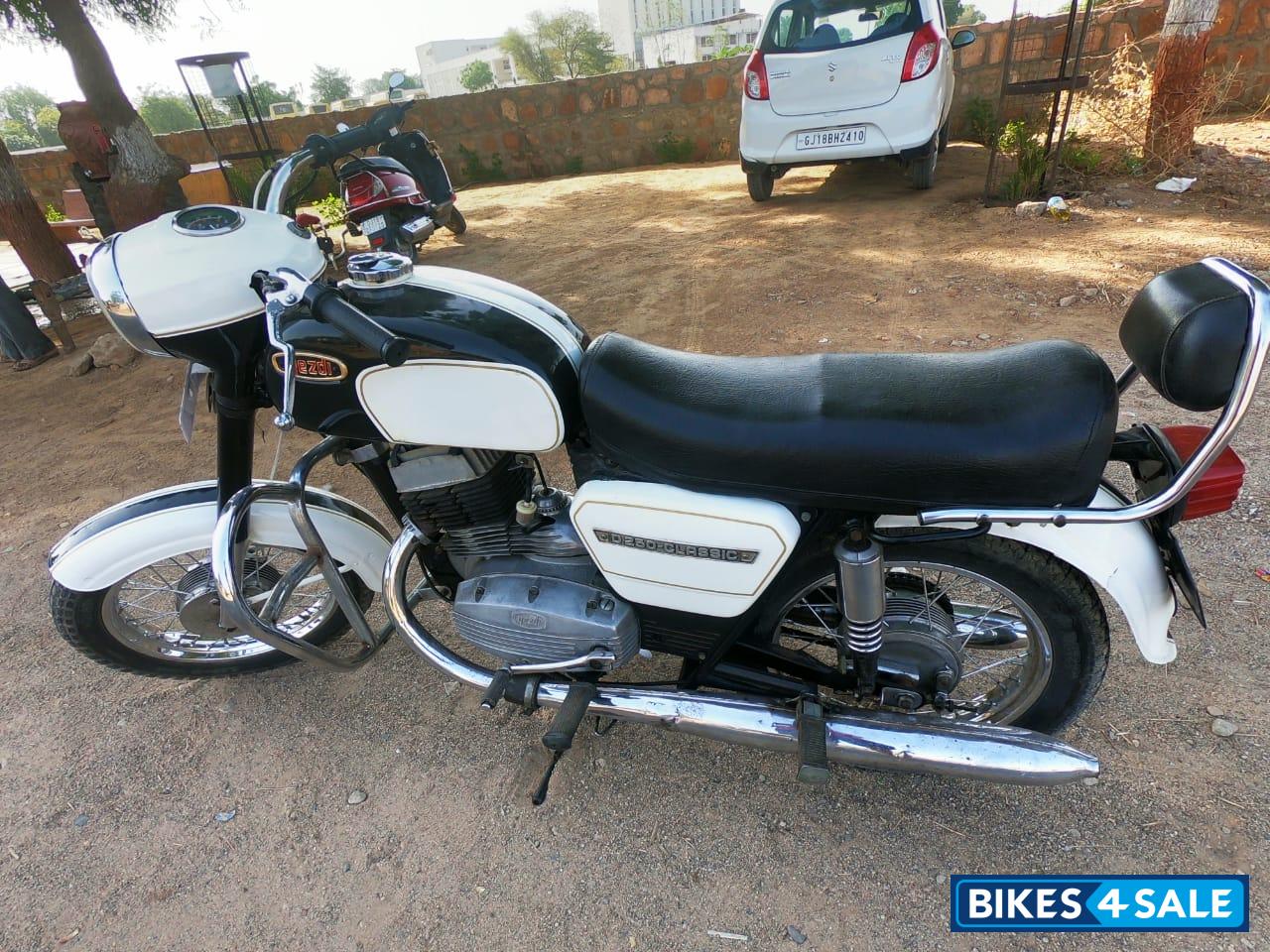 Ideal Jawa Yezdi Classic