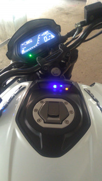 White Bajaj Dominar 400 Disc