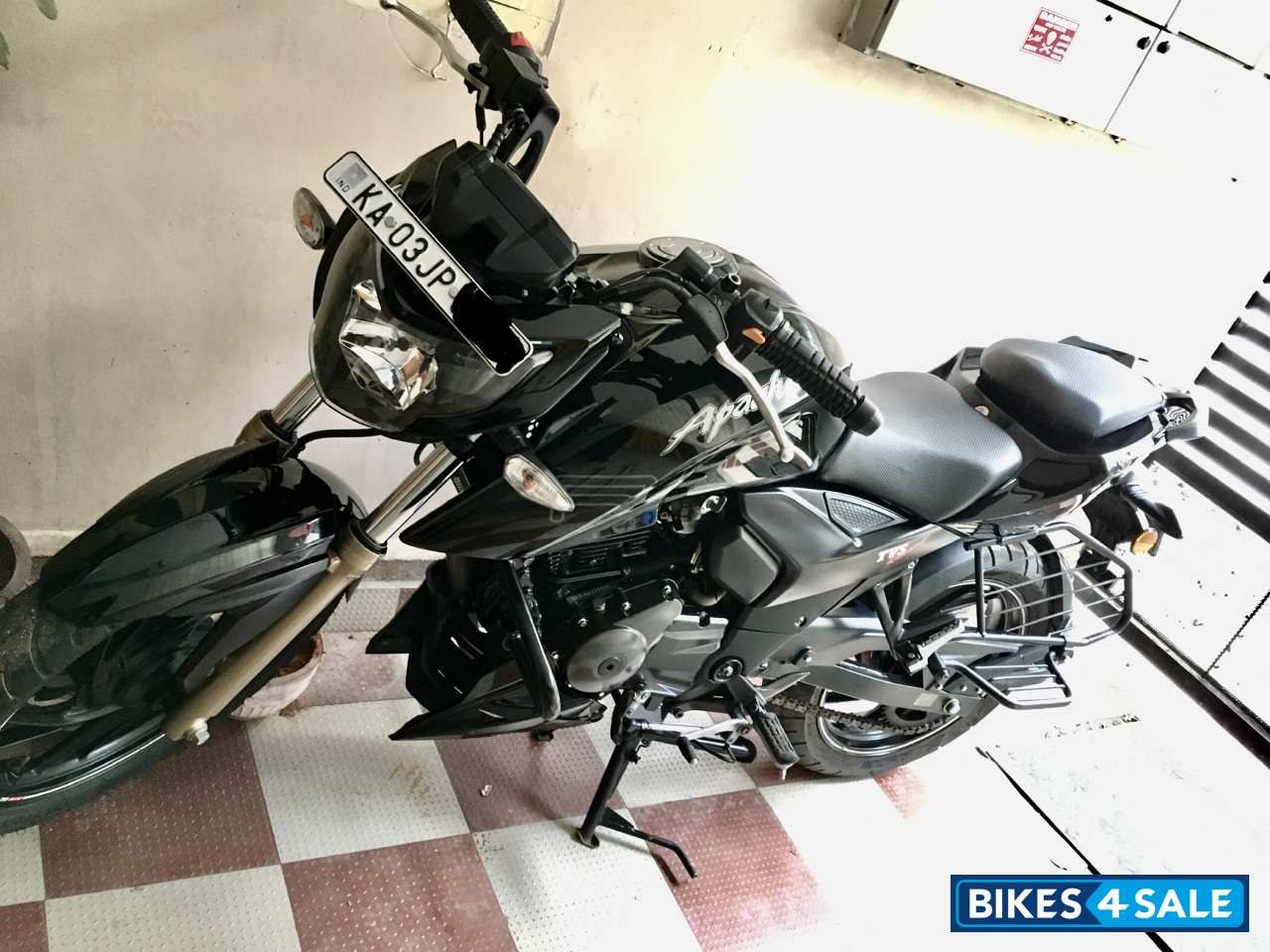 Black TVS Apache RTR 200 4V Black TVS Apache RTR 200 4V