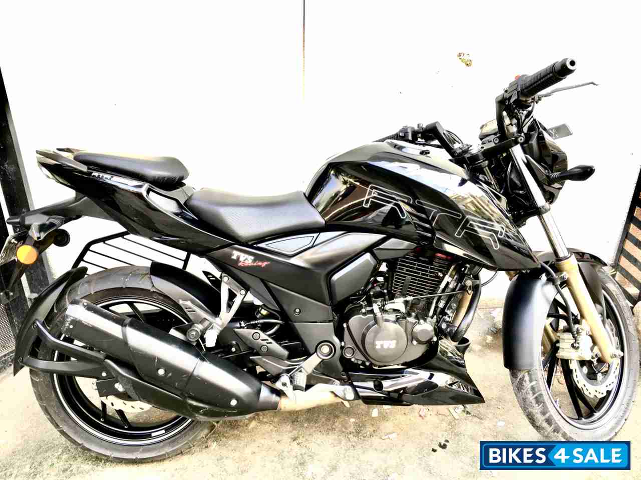 Black TVS Apache RTR 200 4V Black TVS Apache RTR 200 4V