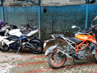 Orange KTM Duke 390