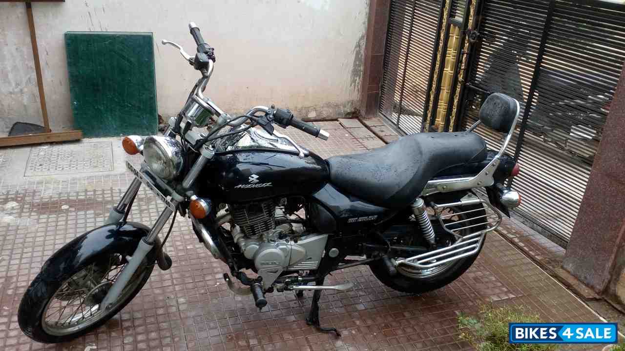 Black Bajaj Avenger 220 DTS-i