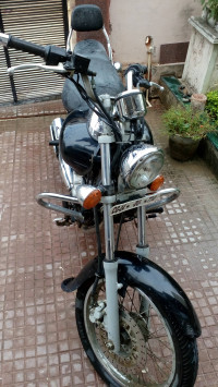 Black Bajaj Avenger 220 DTS-i