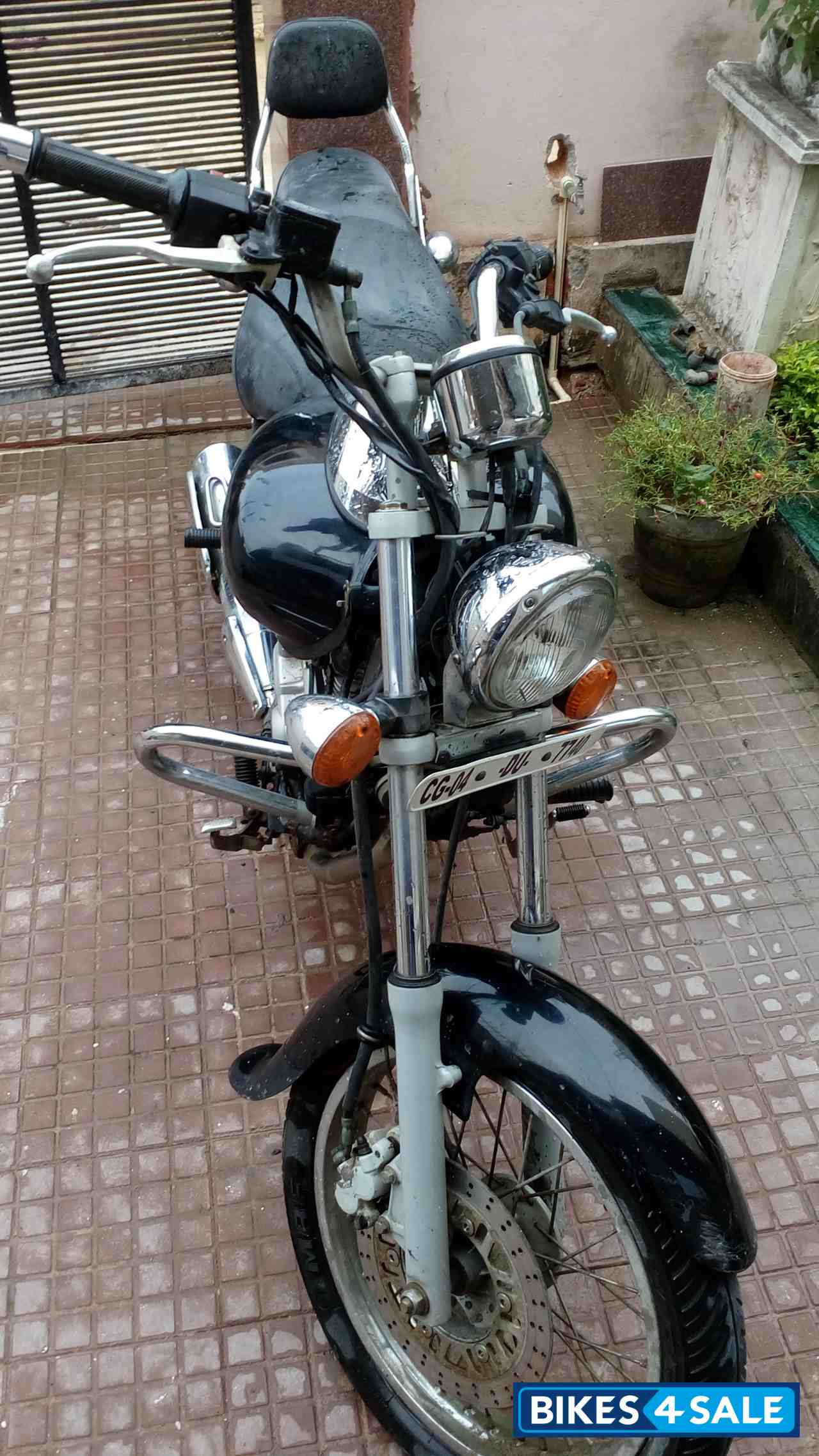 Black Bajaj Avenger 220 DTS-i