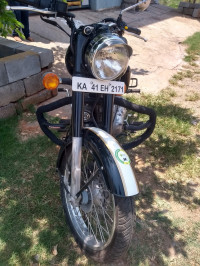 Black Royal Enfield Classic 500