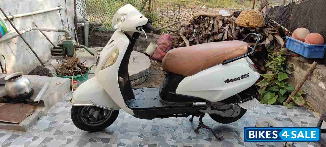 White Suzuki Access 125