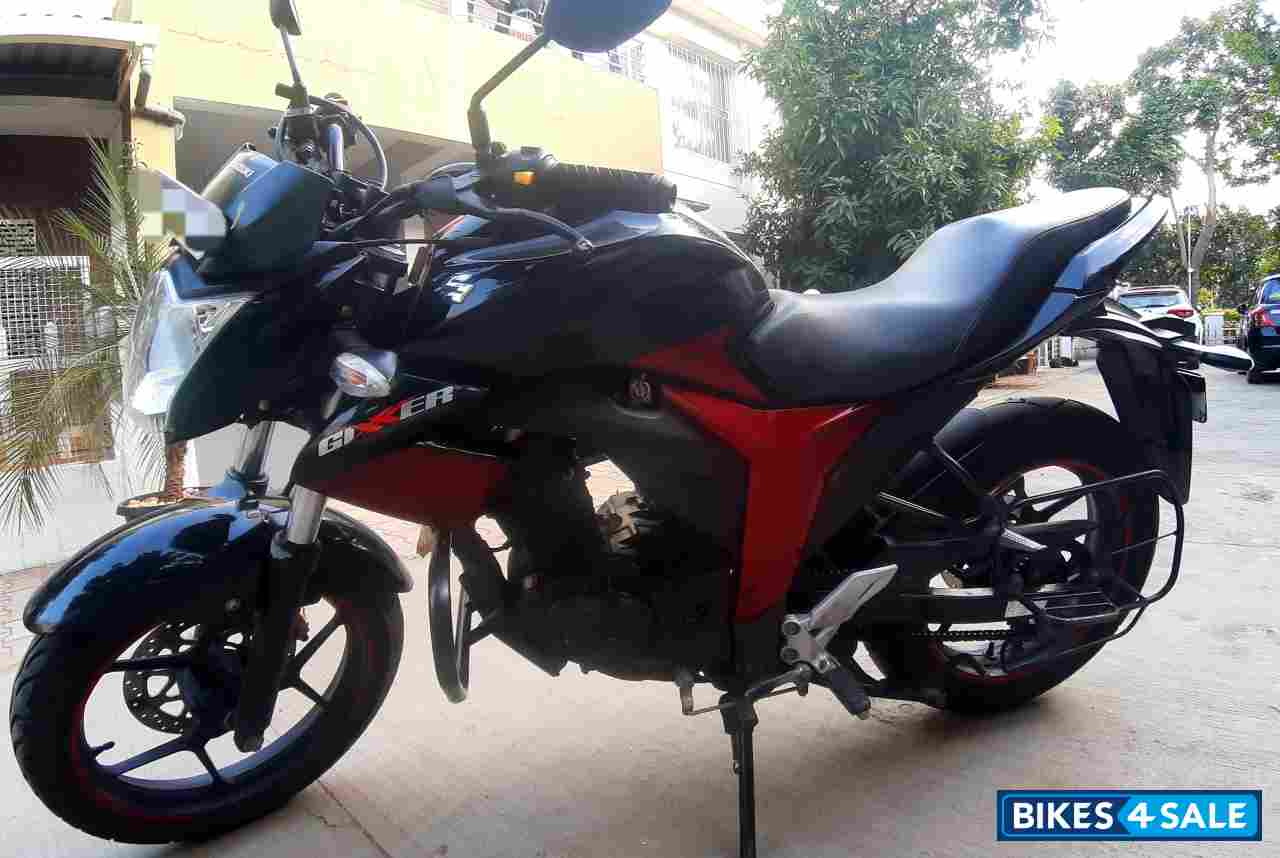 Black-red Suzuki Gixxer 150 Black-red Suzuki Gixxer 150