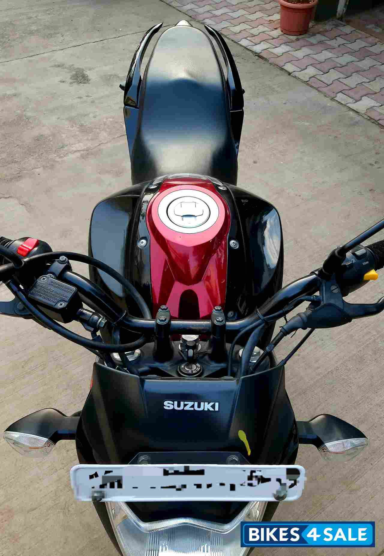 Black-red Suzuki Gixxer 150 Black-red Suzuki Gixxer 150