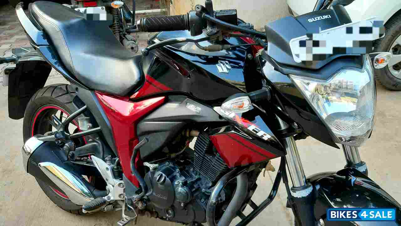 Black-red Suzuki Gixxer 150 Black-red Suzuki Gixxer 150