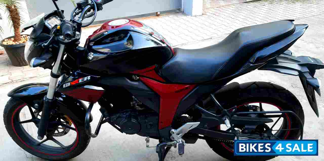 Black-red Suzuki Gixxer 150 Black-red Suzuki Gixxer 150