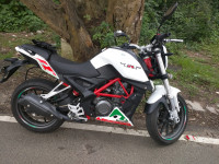 White Benelli TNT 25