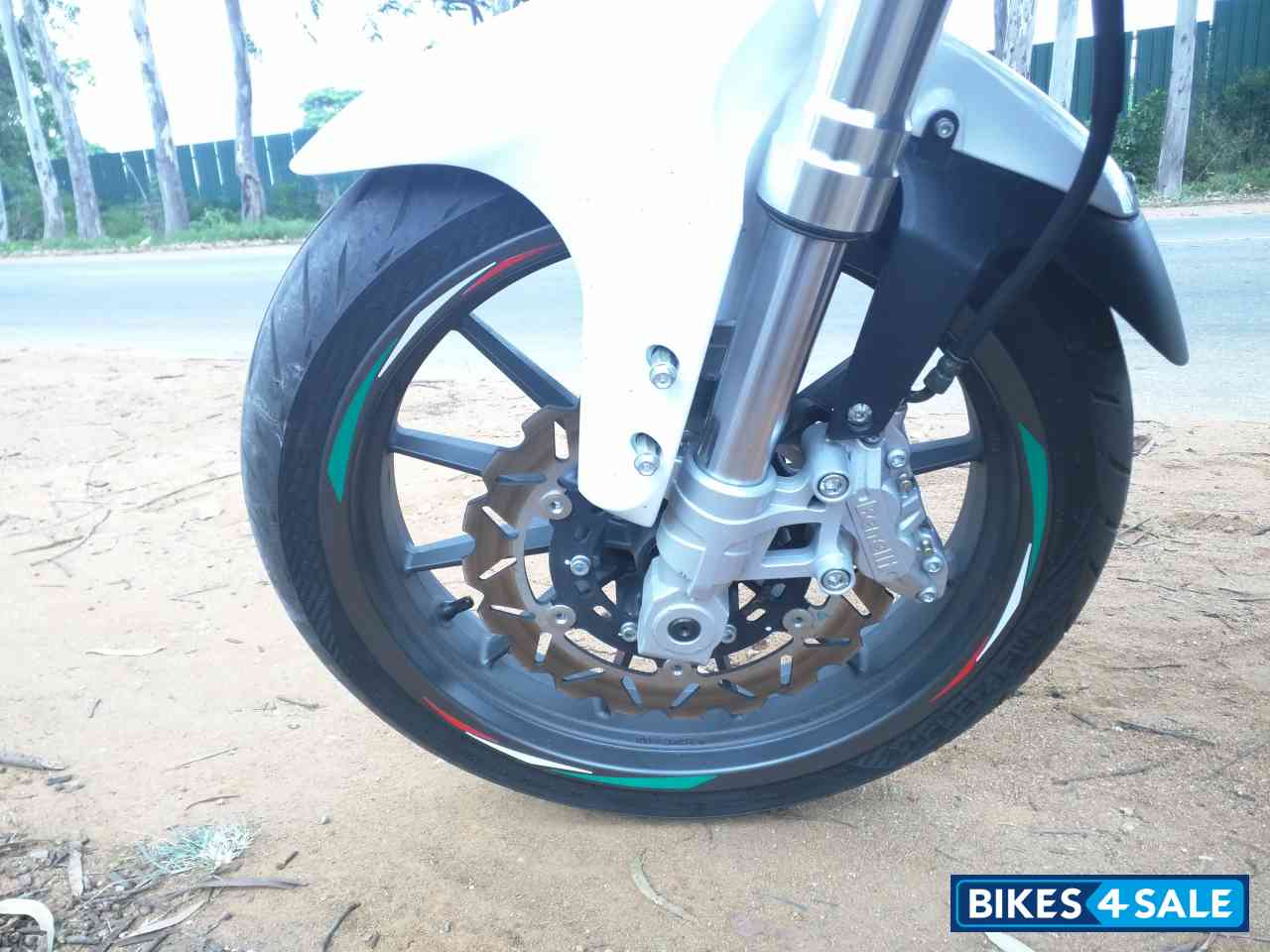 White Benelli TNT 25