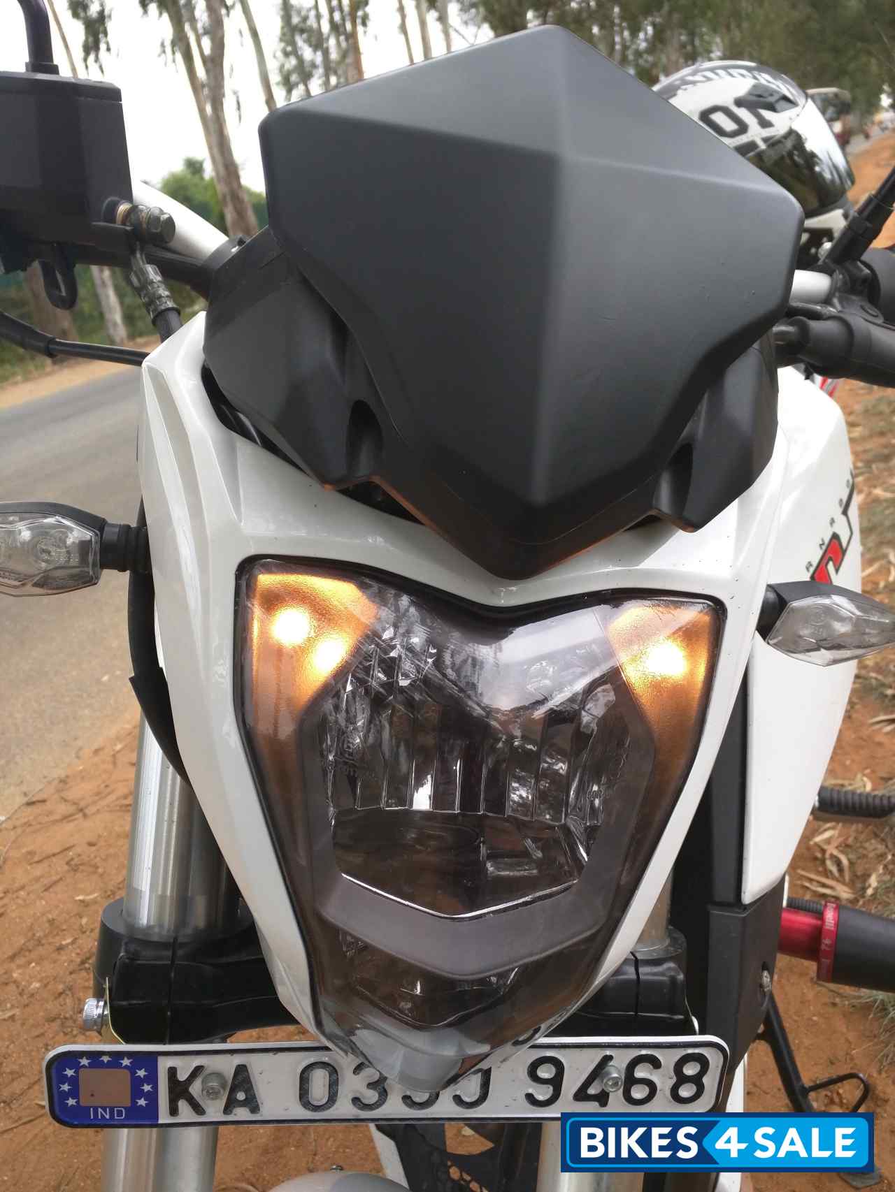 White Benelli TNT 25