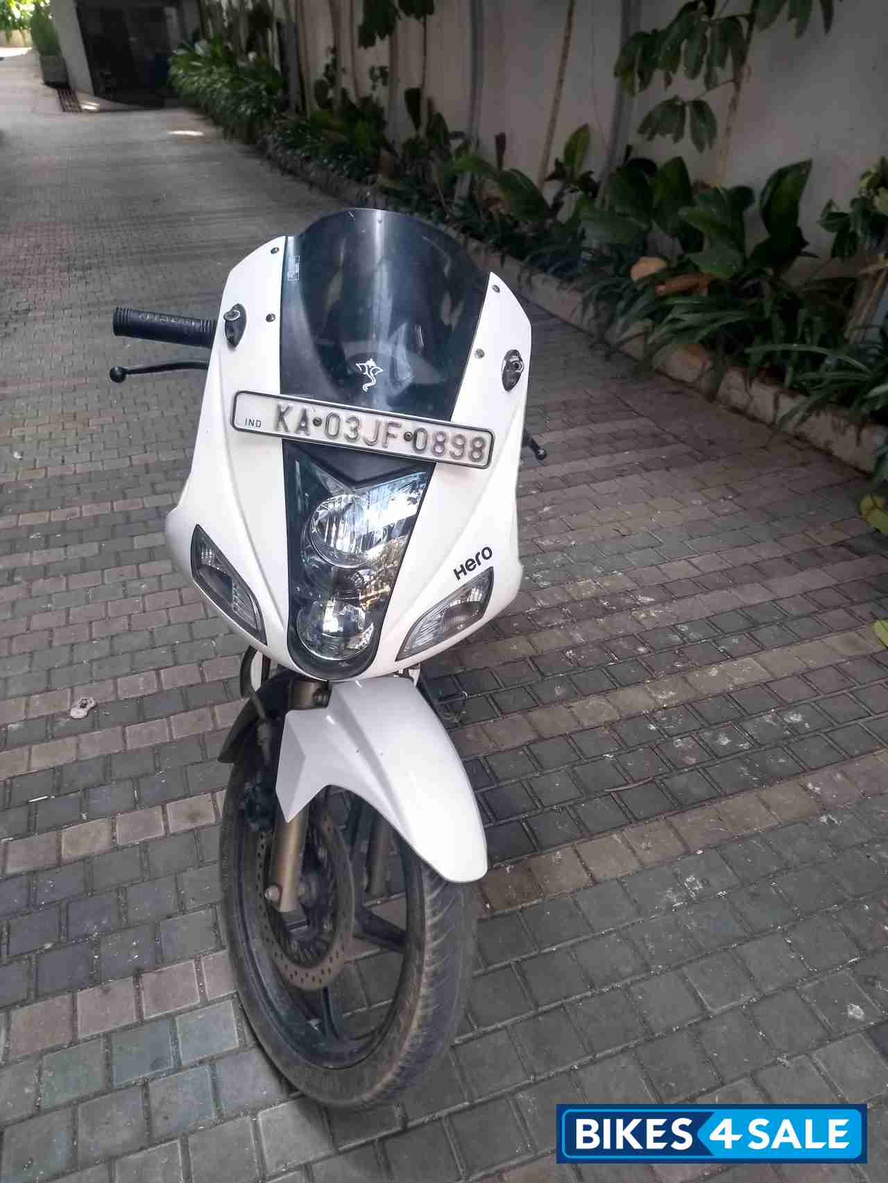White Hero Karizma R