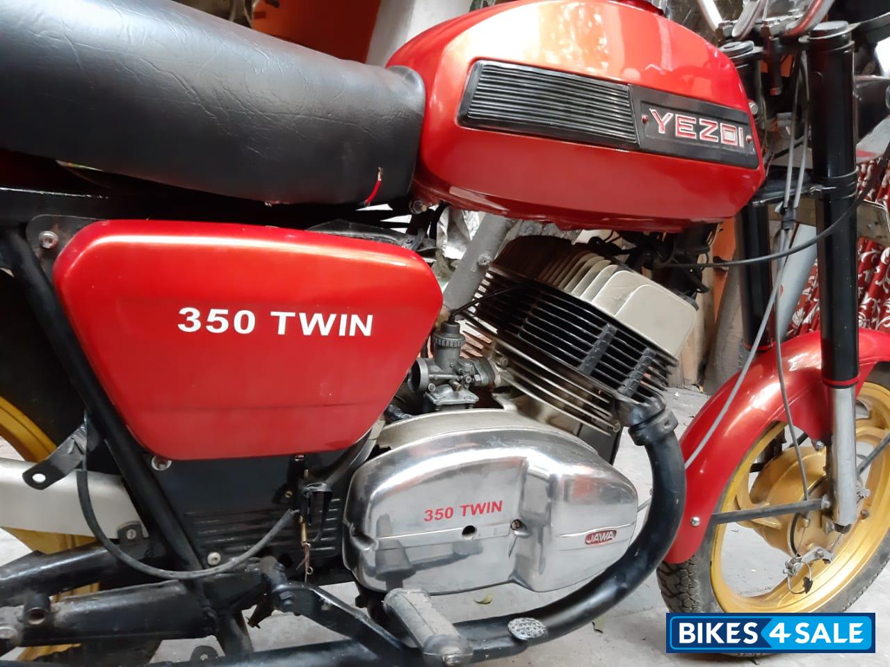 Maroon Red Ideal Jawa Yezdi 350 Twin