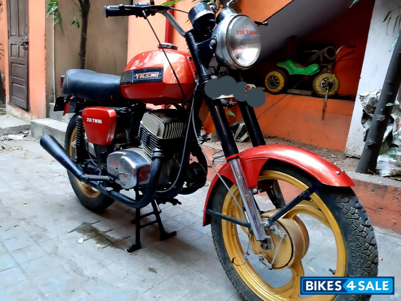 Maroon Red Ideal Jawa Yezdi 350 Twin