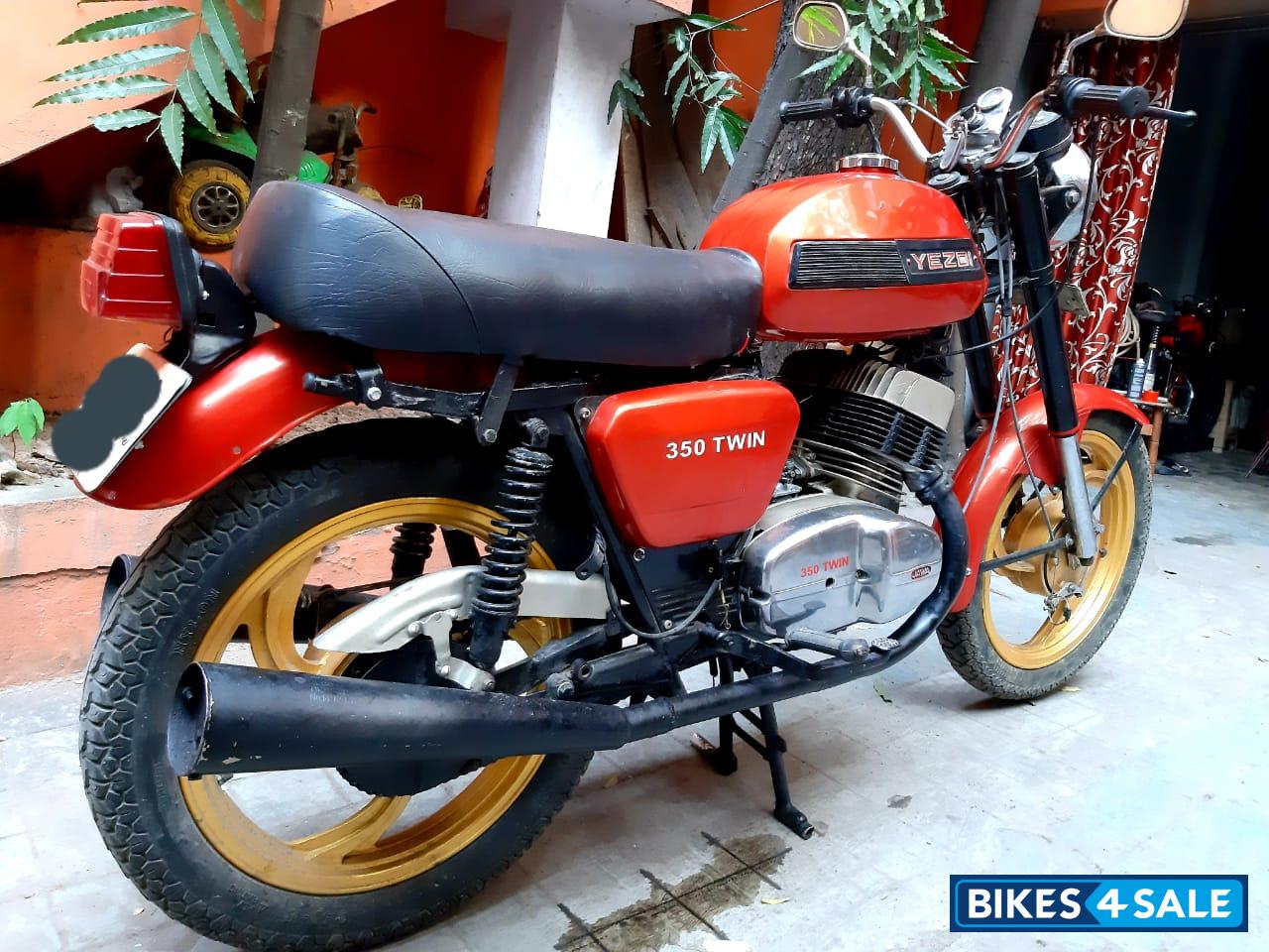 Maroon Red Ideal Jawa Yezdi 350 Twin