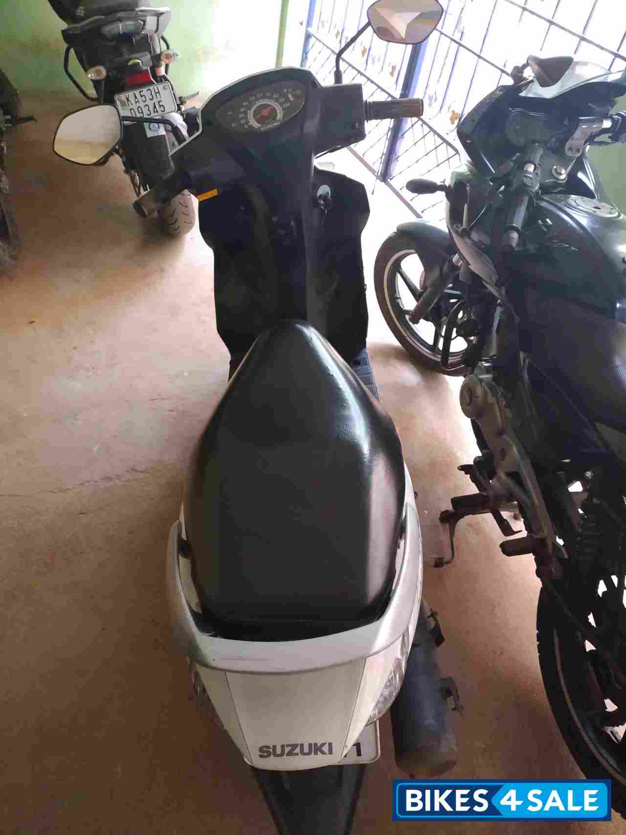 White Suzuki Lets 110