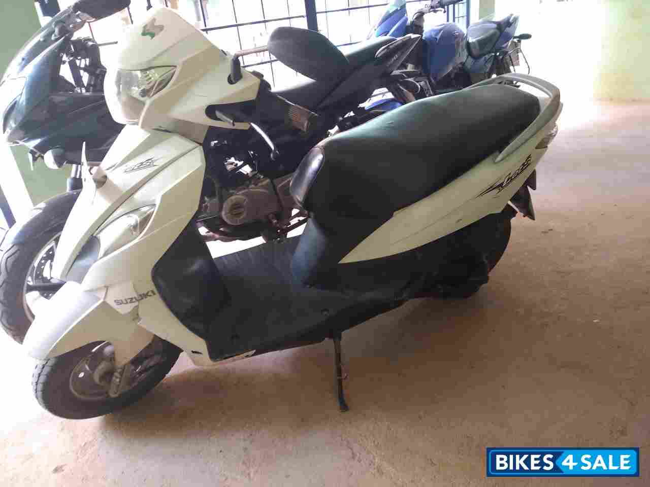 White Suzuki Lets 110