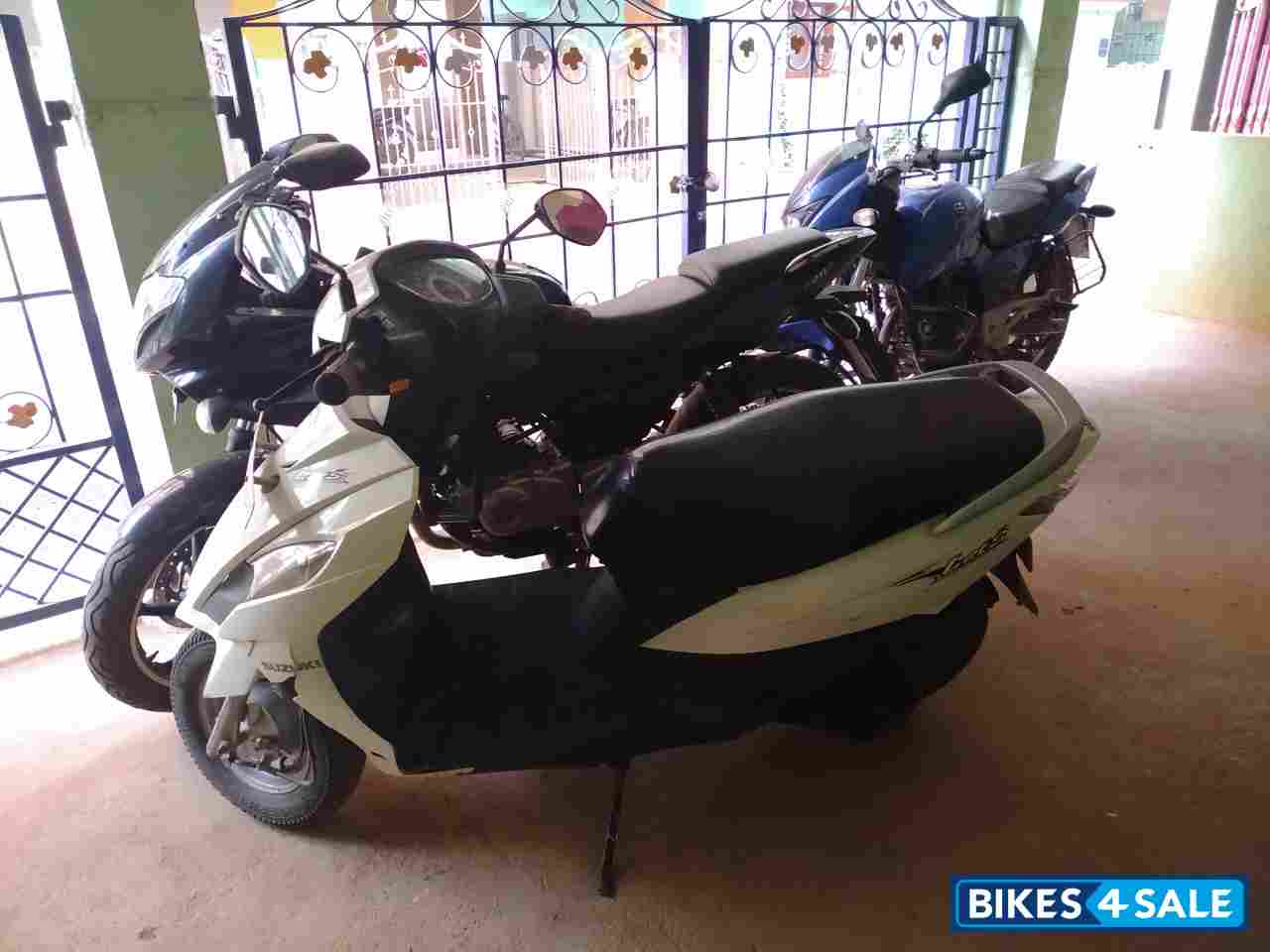 White Suzuki Lets 110
