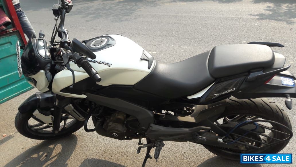 White Bajaj Dominar 400 Disc