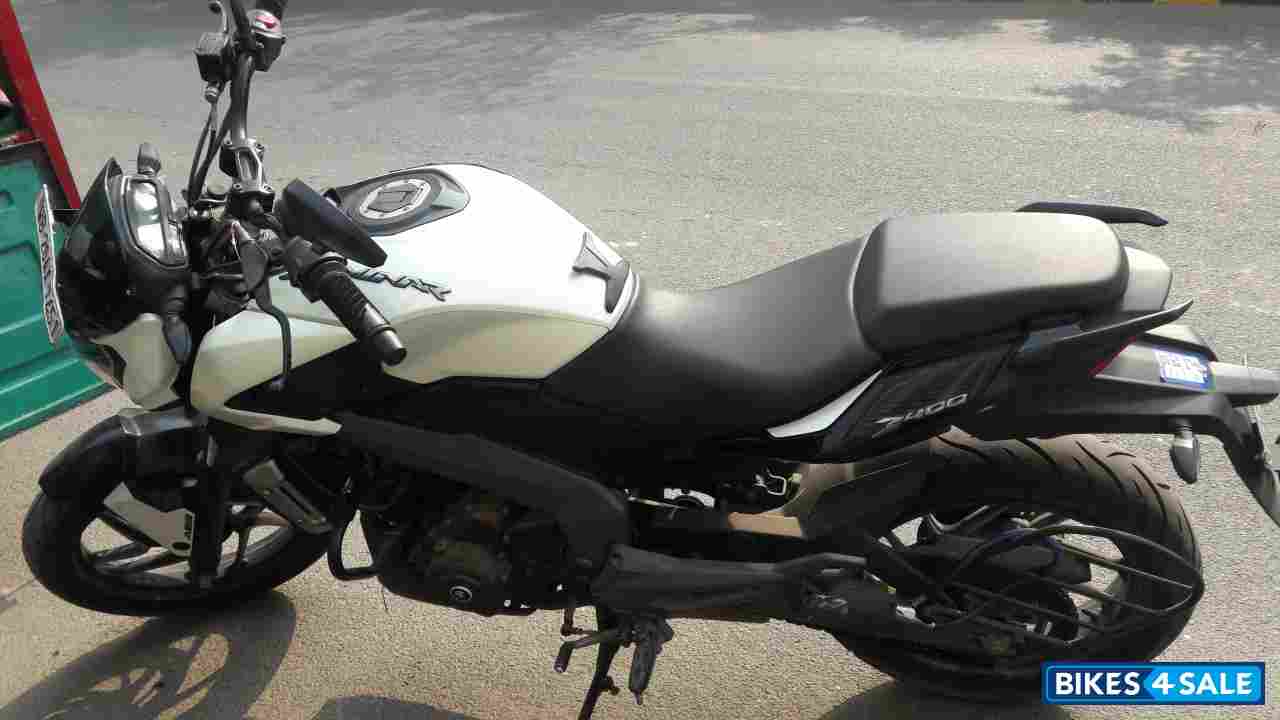 White Bajaj Dominar 400 Disc