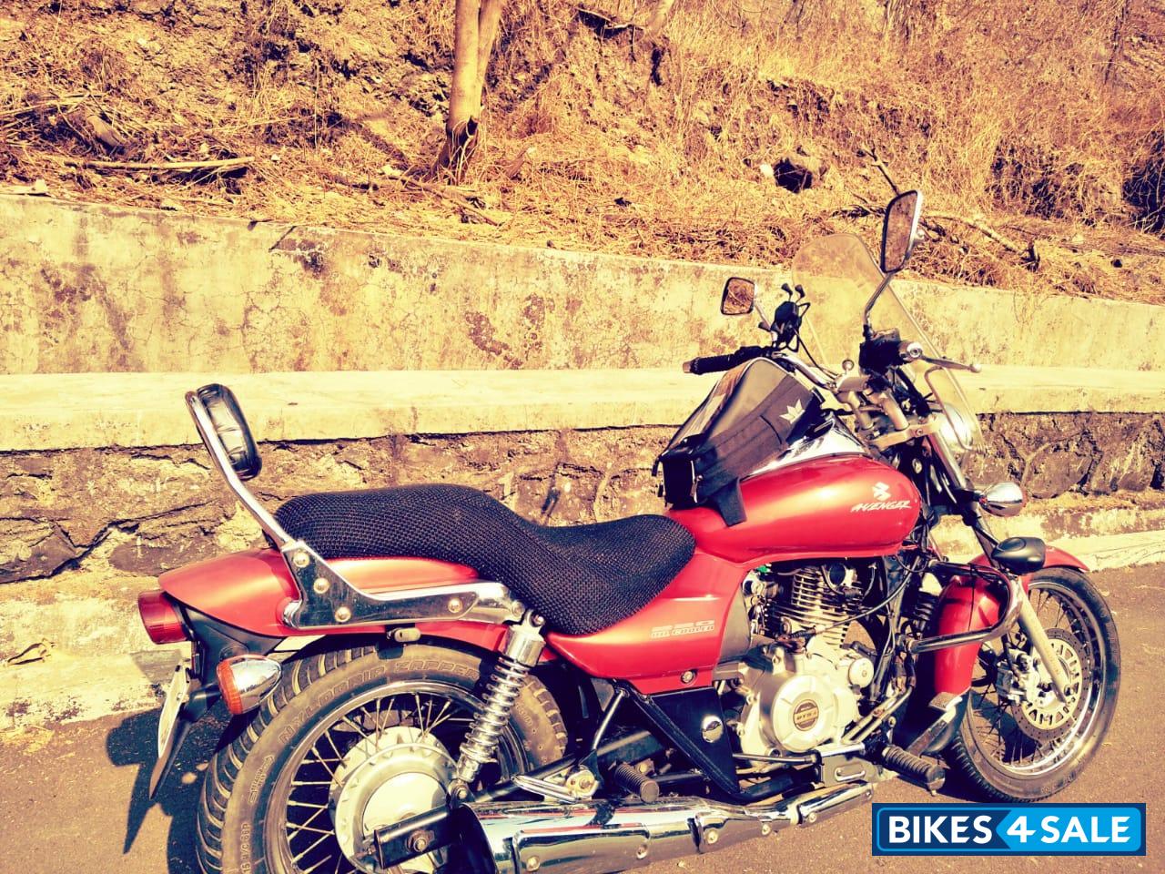 Red Bajaj Avenger 220 DTS-i Red Bajaj Avenger 220 DTS-i