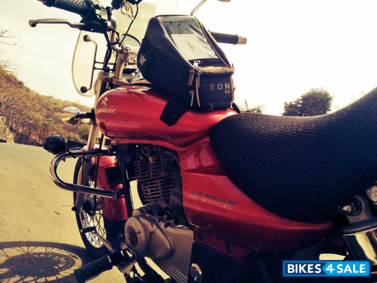 Red Bajaj Avenger 220 DTS-i Red Bajaj Avenger 220 DTS-i