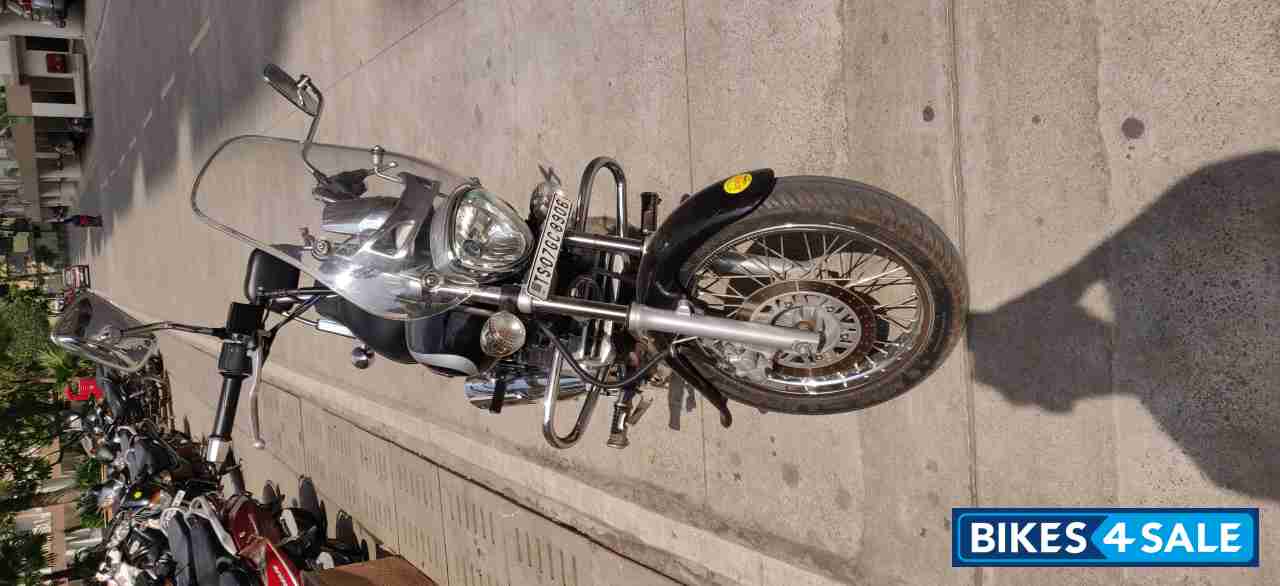 Black Bajaj Avenger Cruise 220