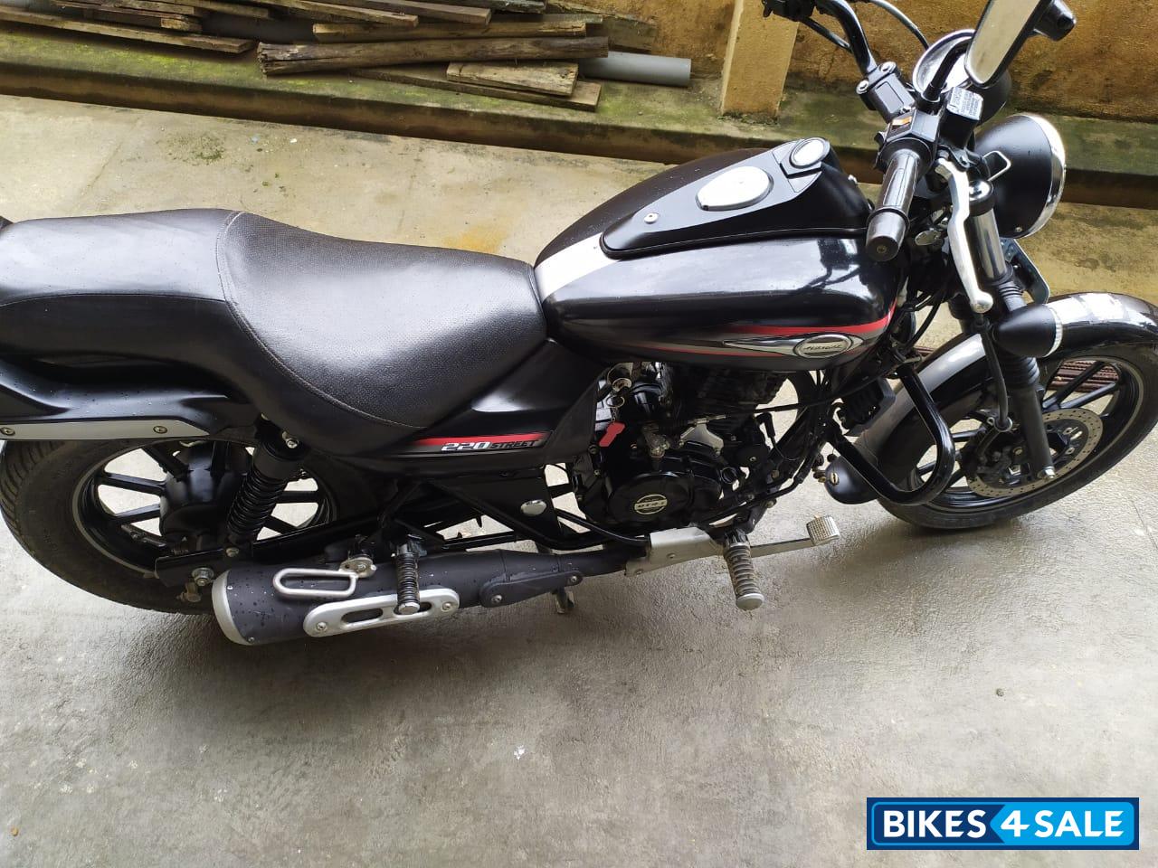 Black Bajaj Avenger Street 220 Black Bajaj Avenger Street 220