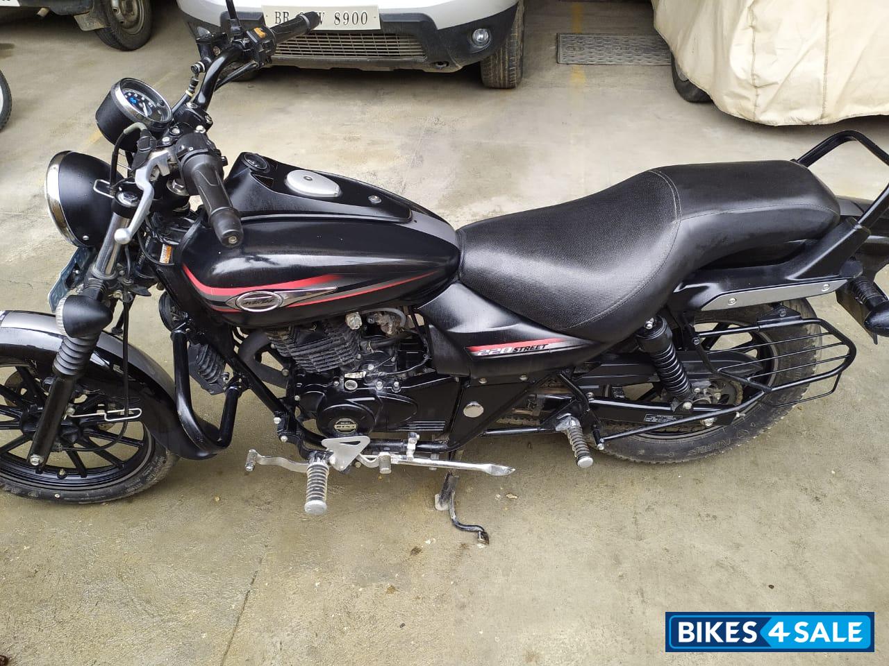 Black Bajaj Avenger Street 220 Black Bajaj Avenger Street 220