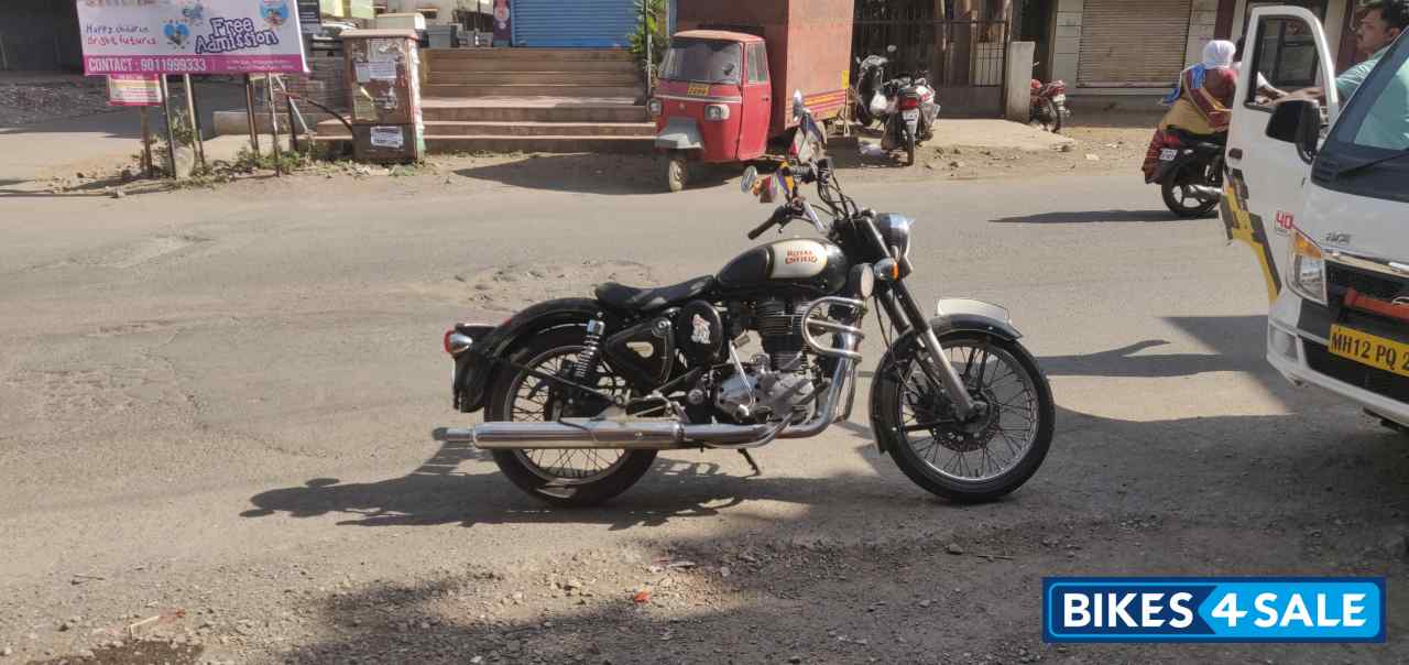 Black Royal Enfield Classic 350 Black Royal Enfield Classic 350