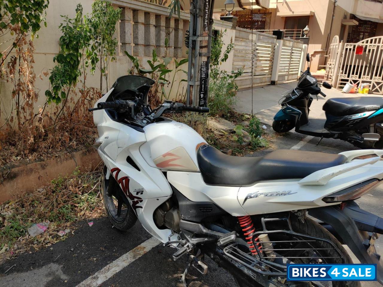 White Hero Karizma ZMR