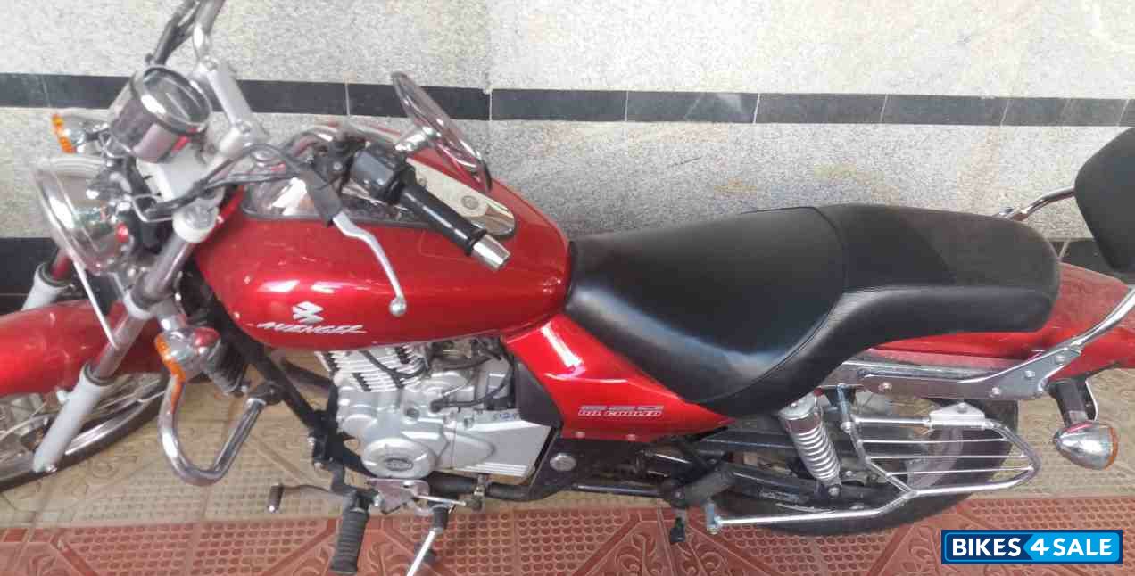 Red Bajaj Avenger 220 DTS-i