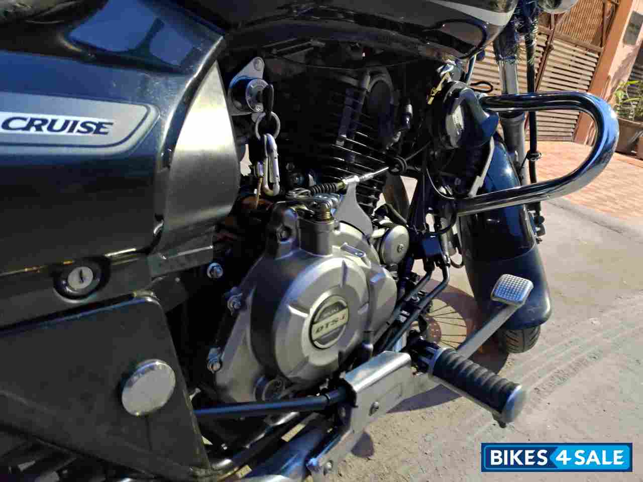 Black Bajaj Avenger Cruise 220