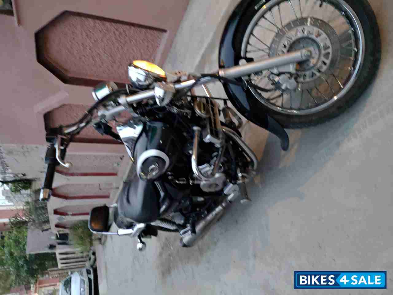 Black Bajaj Avenger Cruise 220