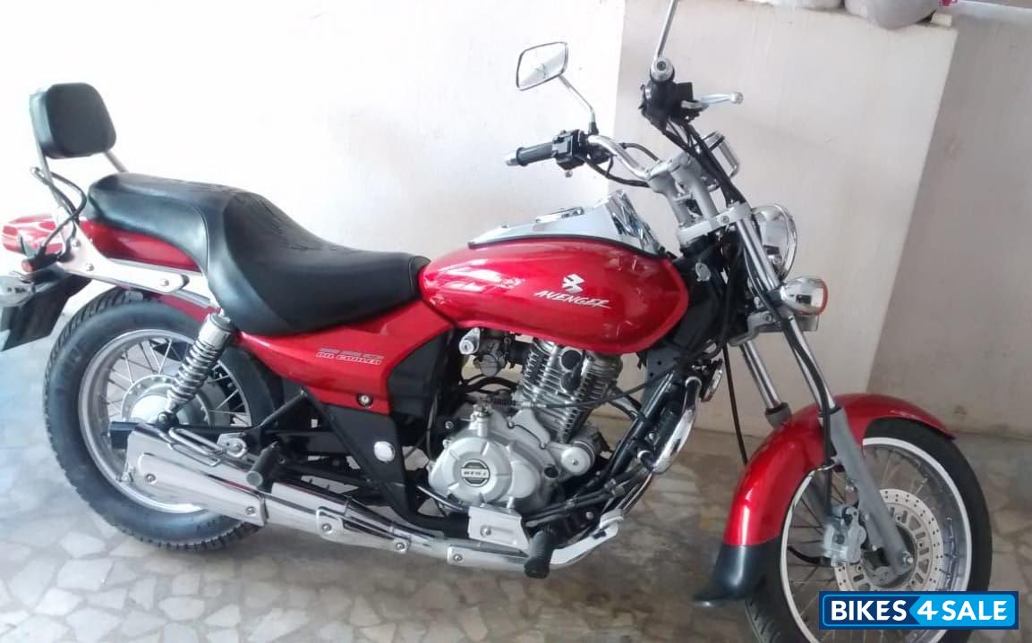 Red Bajaj Avenger 220 DTS-i