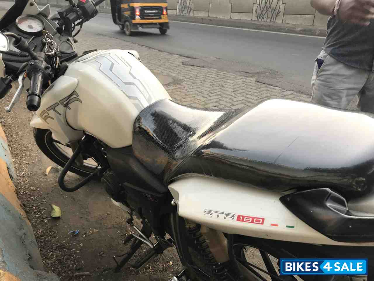 White TVS Apache RTR 180