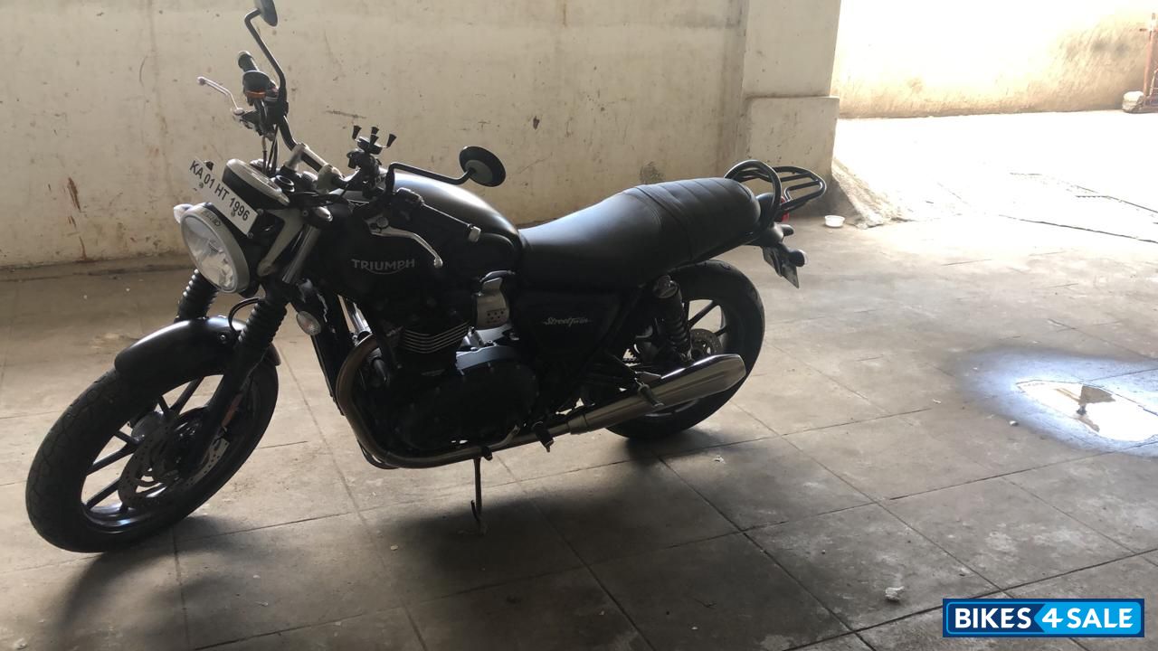 Black Triumph Street Twin
