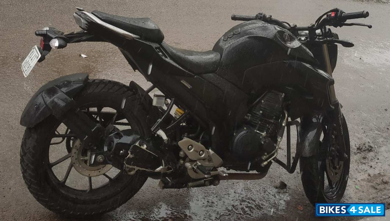 Black Yamaha FZ25