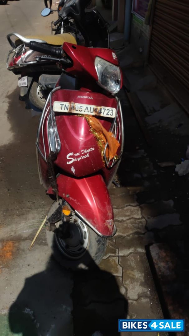 Red Honda Activa i